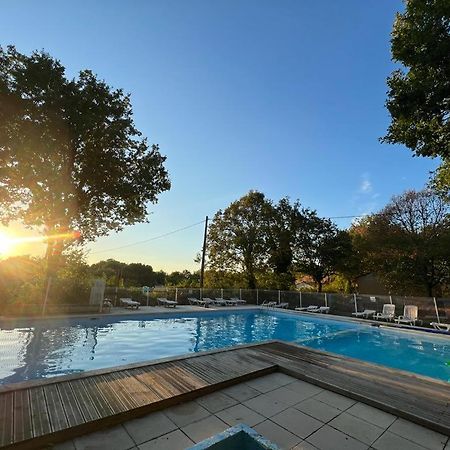 Emplacement Tente Camping Car Saint-Aubin-de-Nabirat Exteriér fotografie