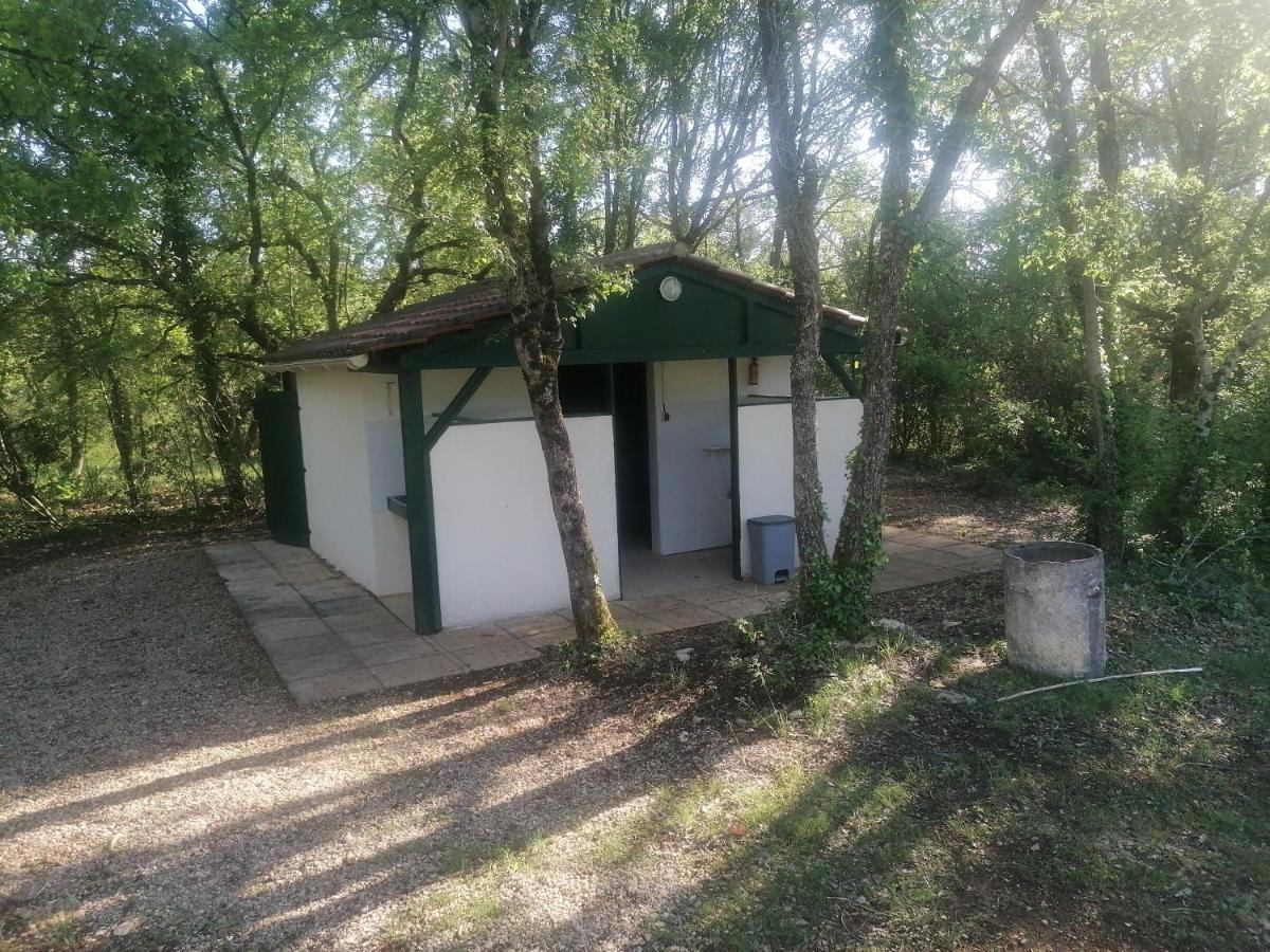 Emplacement Tente Camping Car Saint-Aubin-de-Nabirat Exteriér fotografie