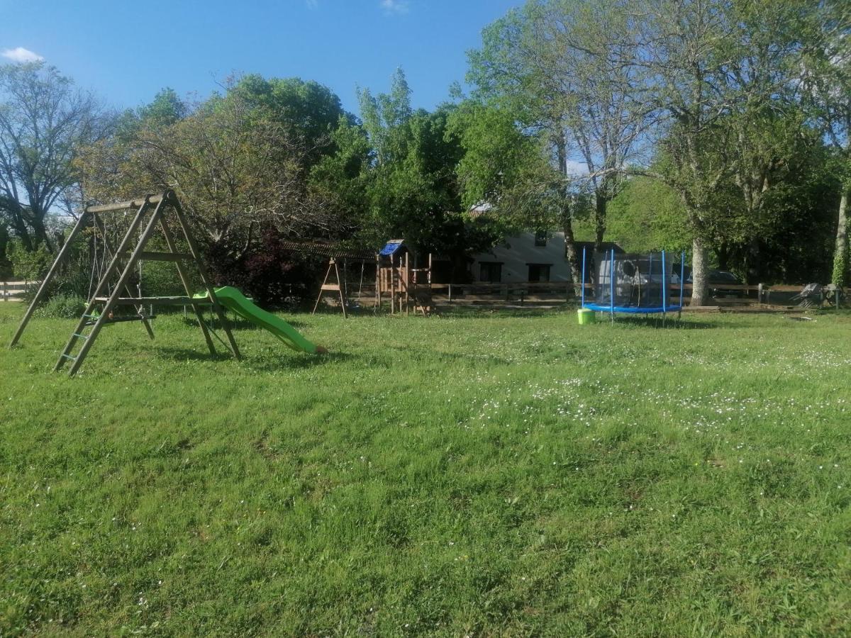 Emplacement Tente Camping Car Saint-Aubin-de-Nabirat Exteriér fotografie
