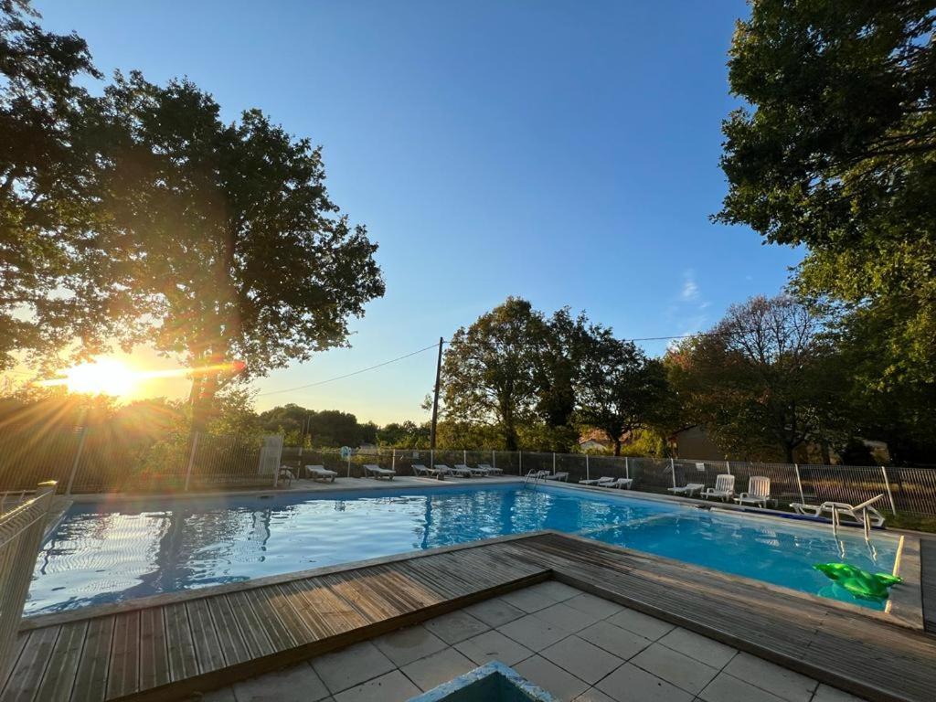 Emplacement Tente Camping Car Saint-Aubin-de-Nabirat Exteriér fotografie